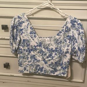 NWT - Blue floral crop top - size M.